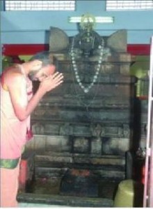Satyatmaru in front of Vijayeendraru